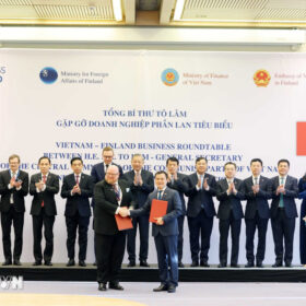 Tập đoàn VNPT và Tập đoàn Nokia trao hợp đồng hợp tác dưới sự chứng kiến của Tổng Bí thư Tô Lâm . (Ảnh: TTXVN)