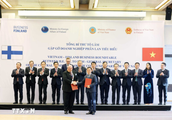 Tập đoàn VNPT và Tập đoàn Nokia trao hợp đồng hợp tác dưới sự chứng kiến của Tổng Bí thư Tô Lâm . (Ảnh: TTXVN)