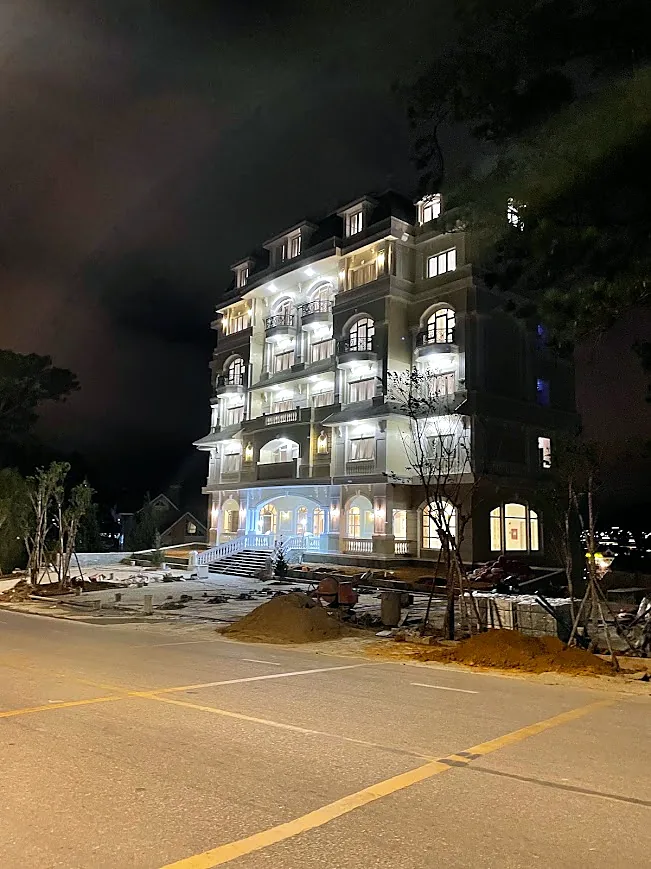 Calyssa Hotel Đà Lạt về đêm sau khi hoàn thiện hệ thống mạng và camera