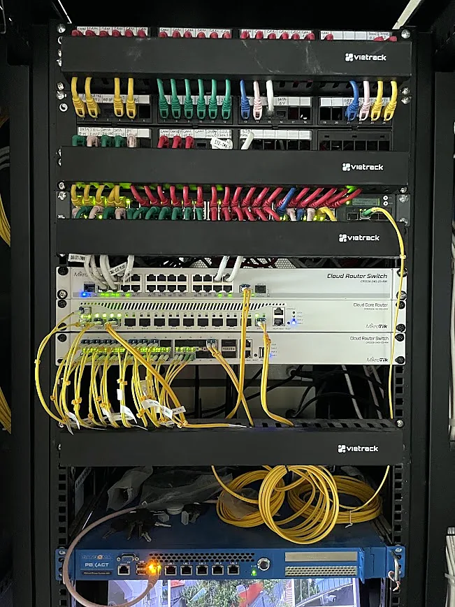 Tủ rack mạng trung tâm khách sạn Calyssa: patch panel, switch MikroTik, đi dây gọn gàng