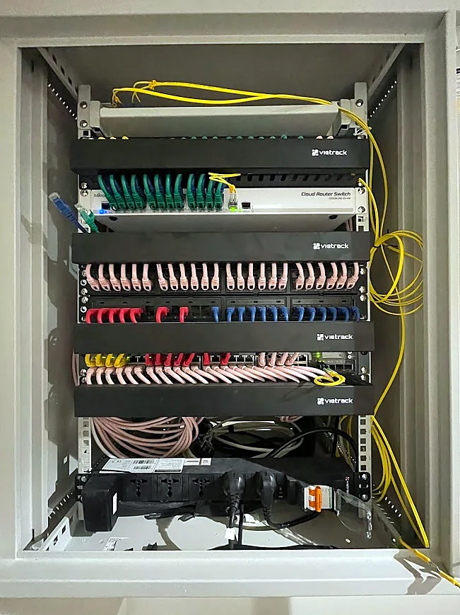 Tủ mạng tầng khách sạn với patch panel đánh màu theo hệ thống