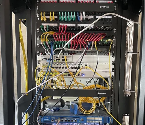Tủ rack chứa switch mạng và hệ thống ghi hình camera tại Calyssa Hotel