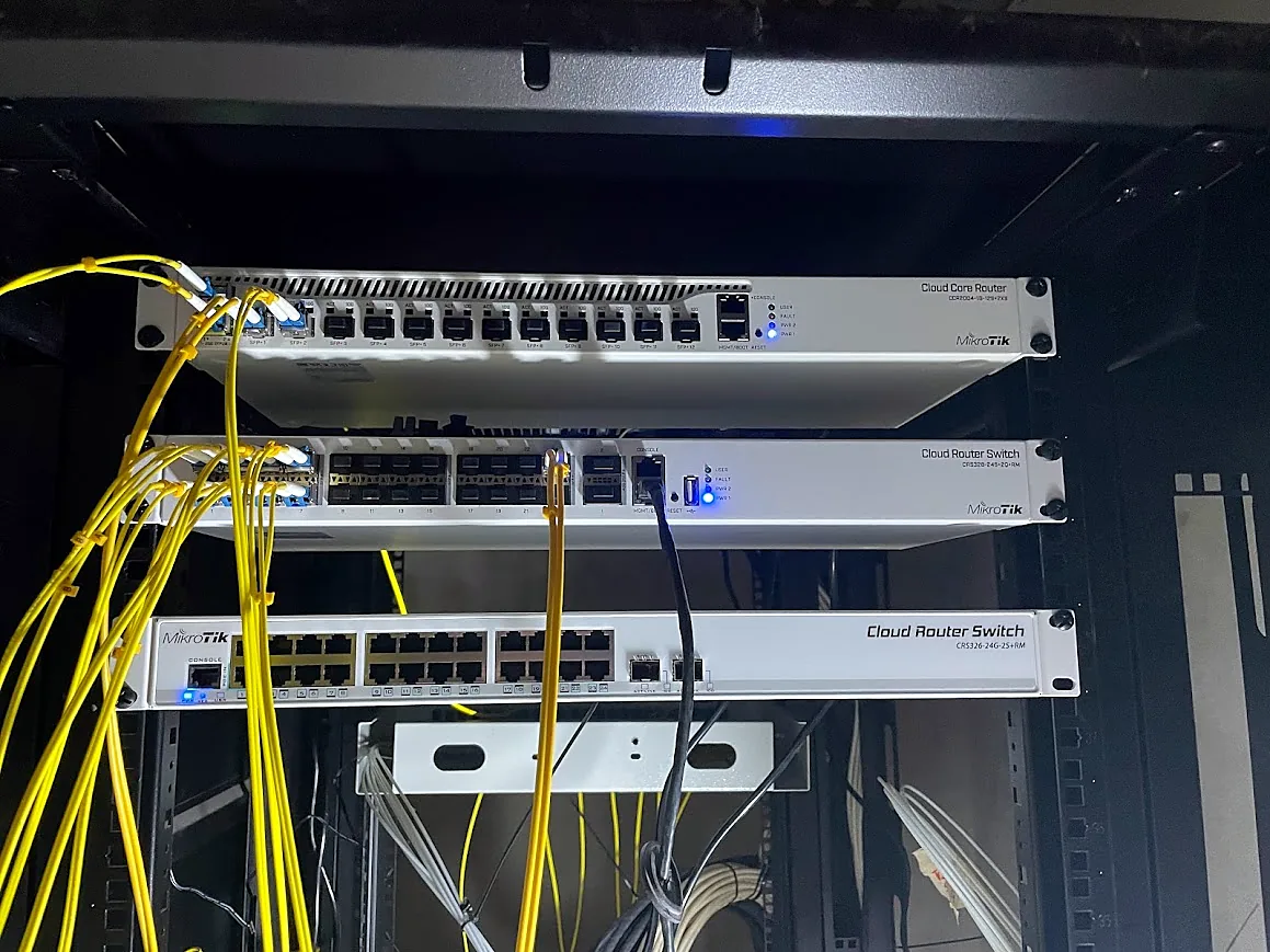 Switch MikroTik kết nối cáp quang trục giữa các tầng khách sạn