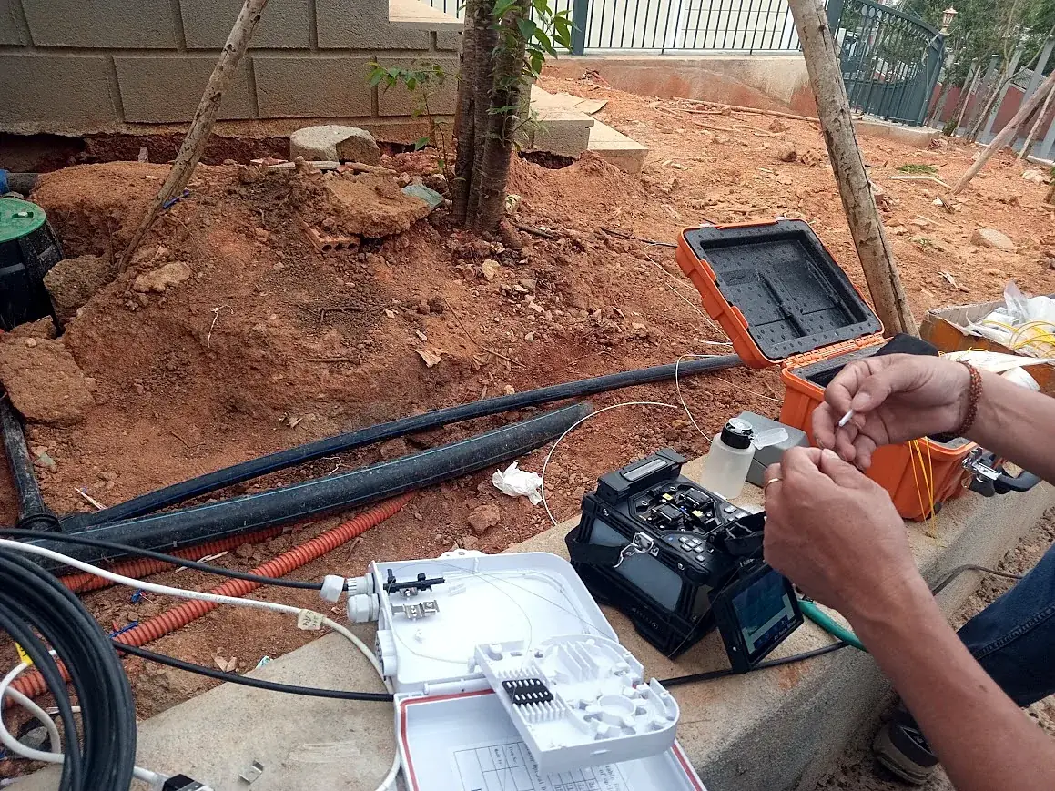 Kỹ thuật viên Minh Tâm ITS hàn nối cáp quang ngoài trời tại công trình