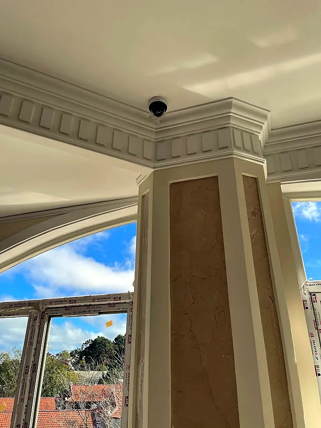 Camera dome lắp tại sảnh khách sạn, hài hòa với kiến trúc