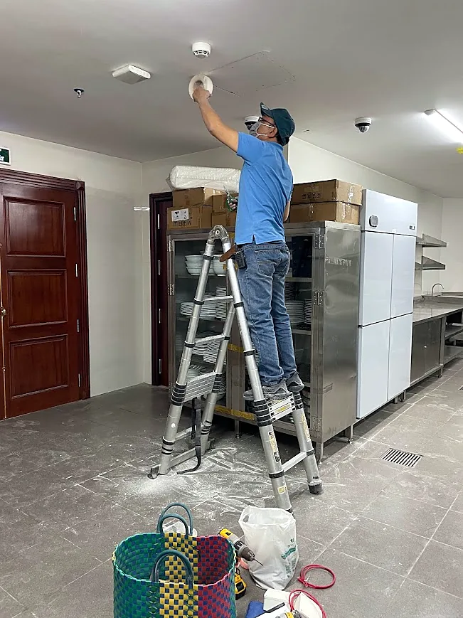 Kỹ thuật viên lắp camera giám sát khu bếp khách sạn