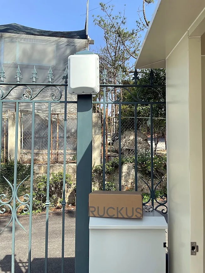 Bộ phát Wifi Ruckus ngoài trời lắp tại cổng khách sạn Calyssa