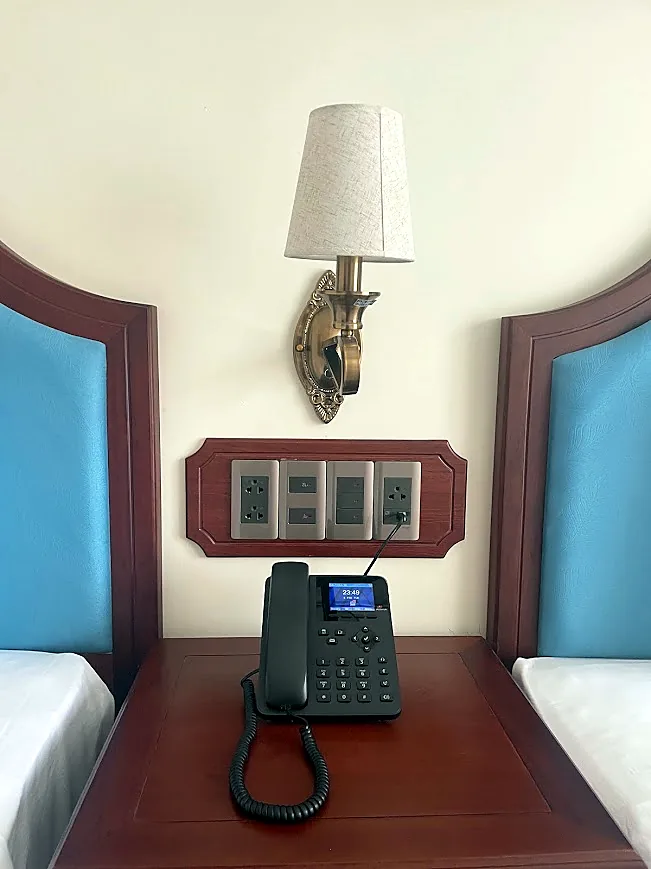 Điện thoại IP đầu giường phòng khách sạn kết nối tổng đài VoIP do Minh Tâm ITS lắp đặt