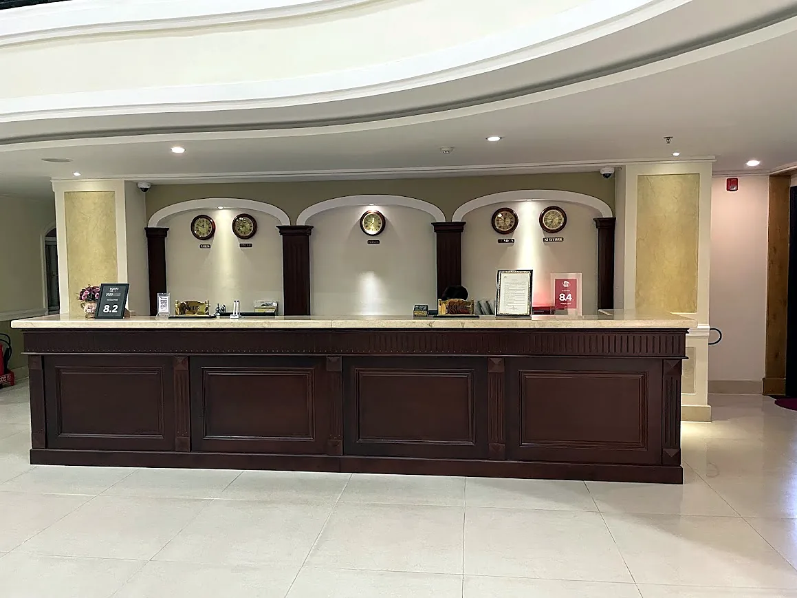 Quầy lễ tân Calyssa Hotel nhận cuộc gọi nội bộ từ các phòng