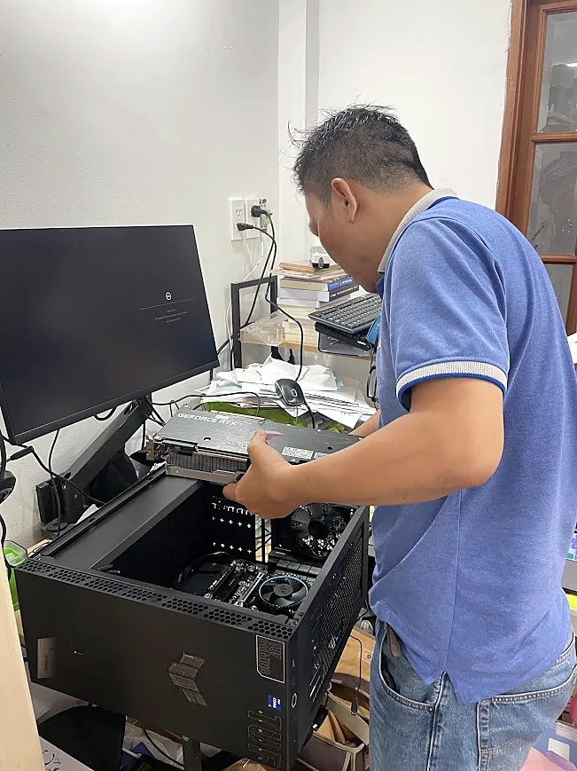 Kỹ thuật viên Minh Tâm ITS lắp ráp máy tính theo cấu hình cho doanh nghiệp