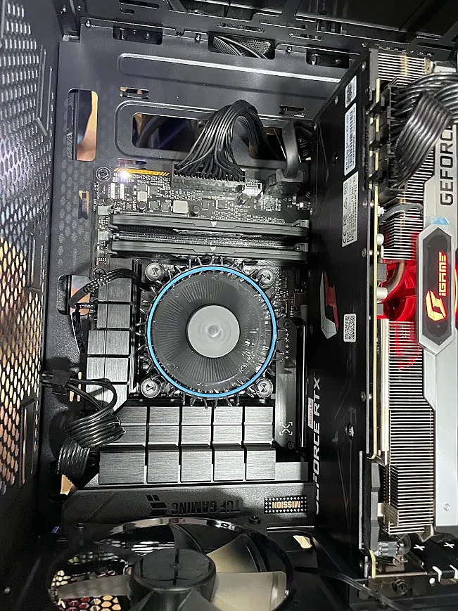 Máy trạm lắp ráp với bo mạch GIGABYTE và card đồ họa GeForce RTX